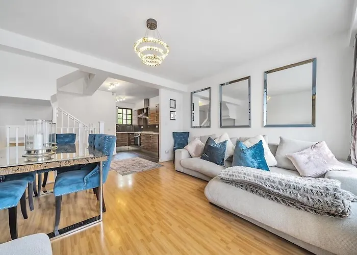 Modern 3 Bedroom, 3 Bathroom, Parking, River View