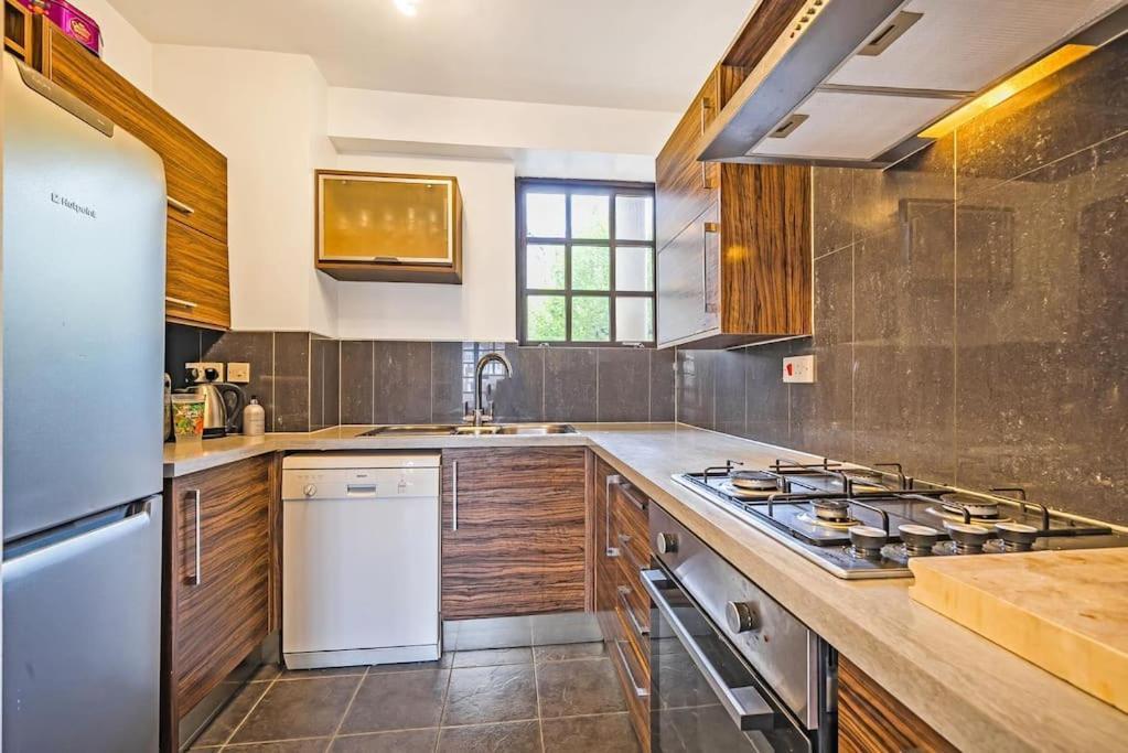 Modern 3 Bedroom, 3 Bathroom, Parking, River View Londen