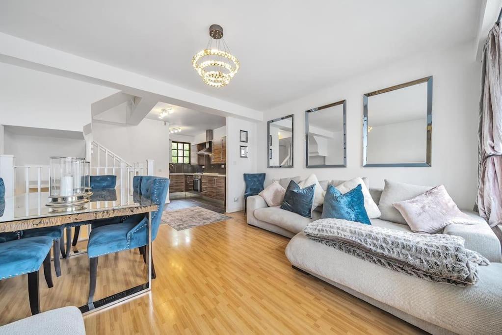 Modern 3 Bedroom, 3 Bathroom, Parking, River View Appartement *