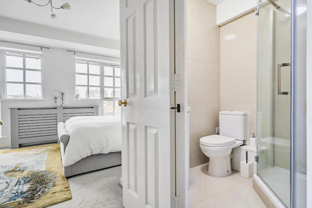 Modern 3 Bedroom, 3 Bathroom, Parking, River View Appartement Londen