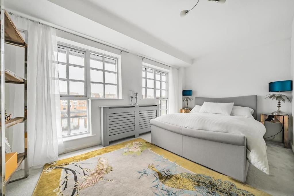 Modern 3 Bedroom, 3 Bathroom, Parking, River View Appartement Londen